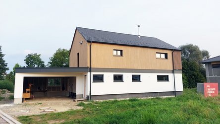 Ansicht Rohbau der Familie Lemke von der Einfahrt aus